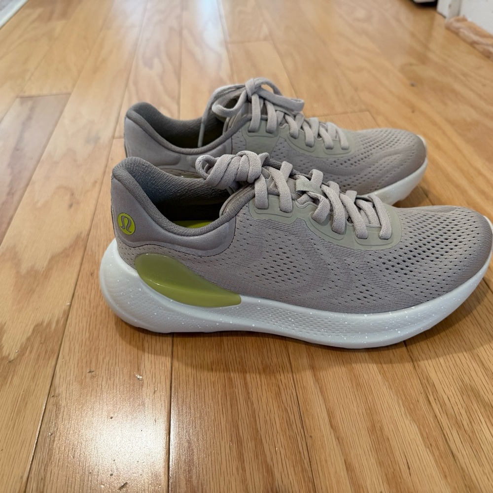 NWOT LULULEMON BEYONDFEEL RUNNING SNEAKERS 6.5 MOJAVE TAN/LICHEN LIME SIZE 6.5
